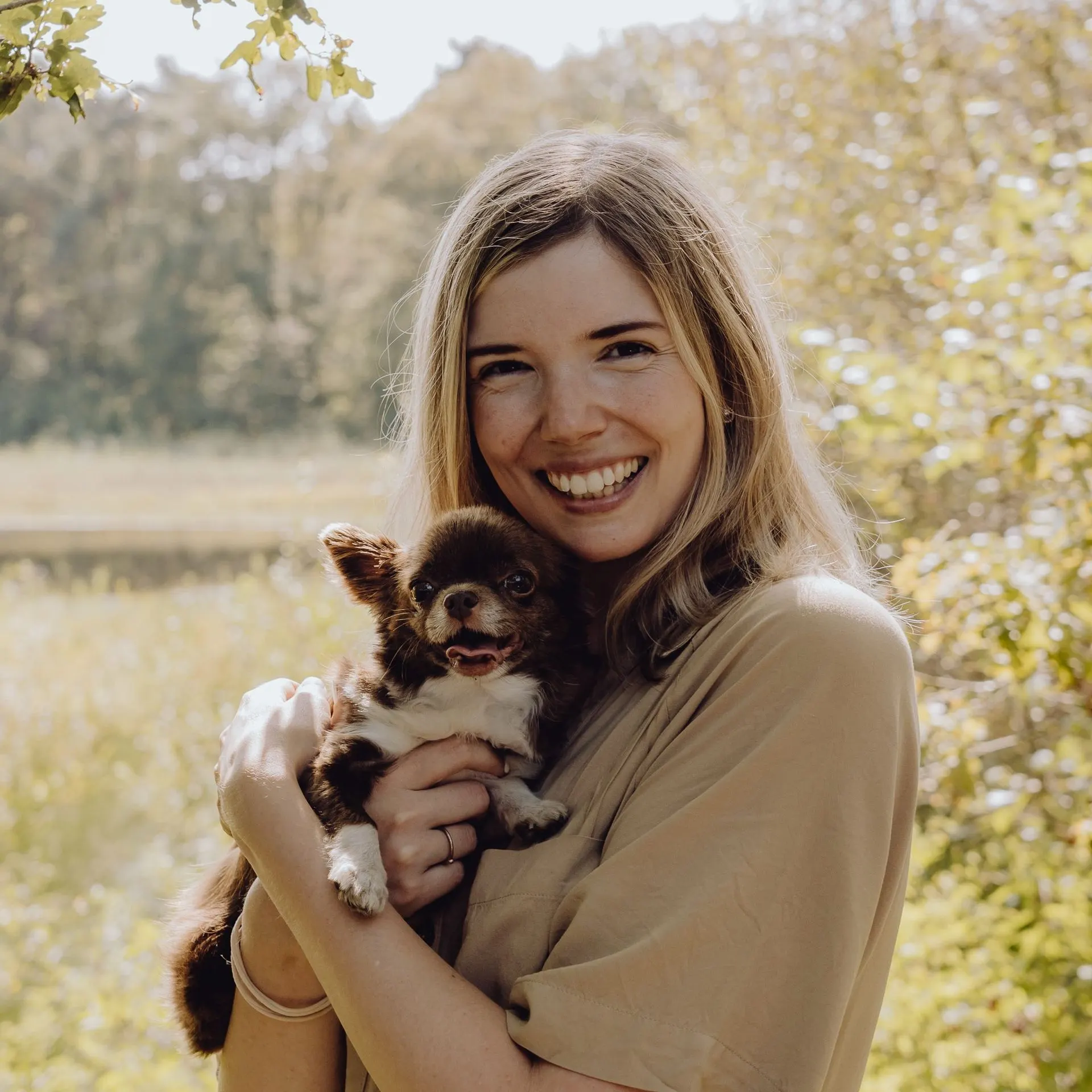 Kimberly, hondencoach van Blije Woef in Brunssum, met haar chihuahua Eevee